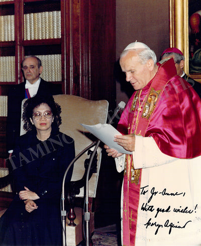 Aquino, Corazon - Signed Photograph
