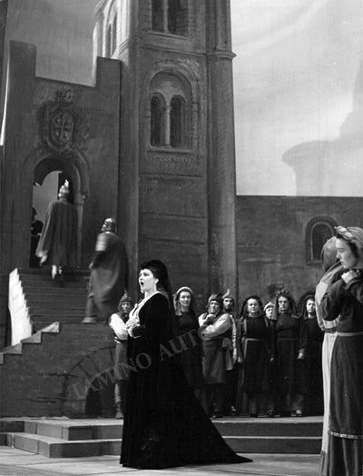 As Leonora in Il Trovatore (1)