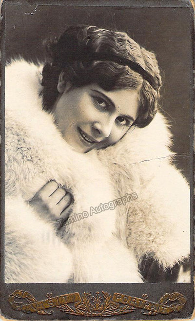 Lipkovska, Lydia - Cabinet Photo